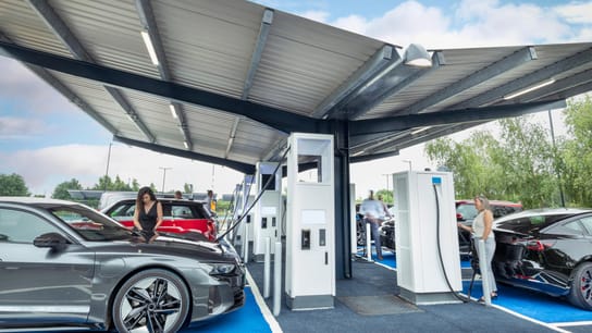 R.-U., York, Des personnes rechargent leur voiture électrique à une borne de recharge