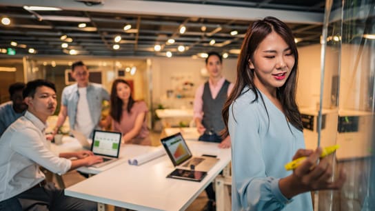 Un groupe de personnes travaillant dans un bureau moderne