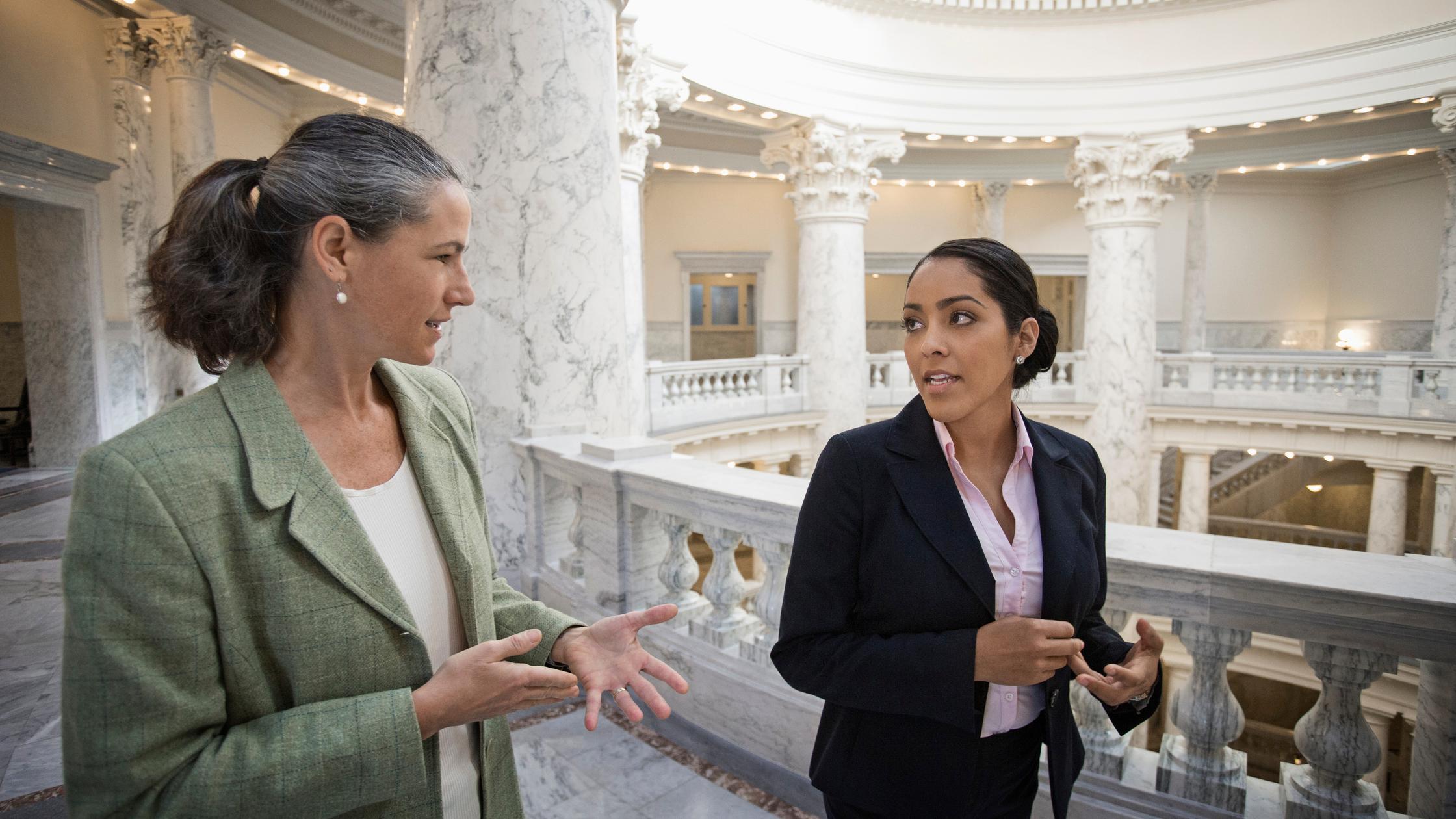 Des politiciens discutent dans un bâtiment gouvernemental