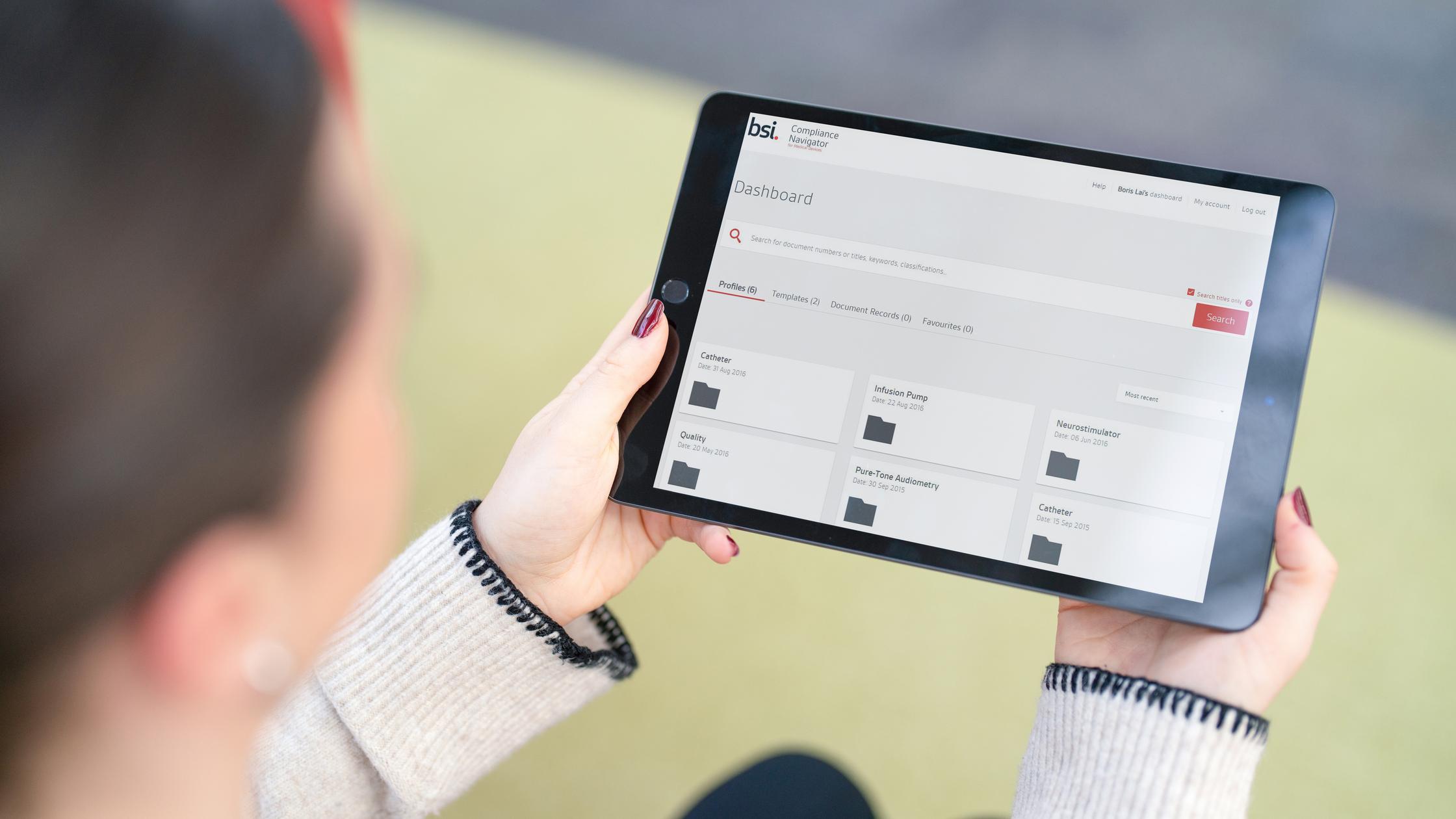Persona maneggia un Ipad