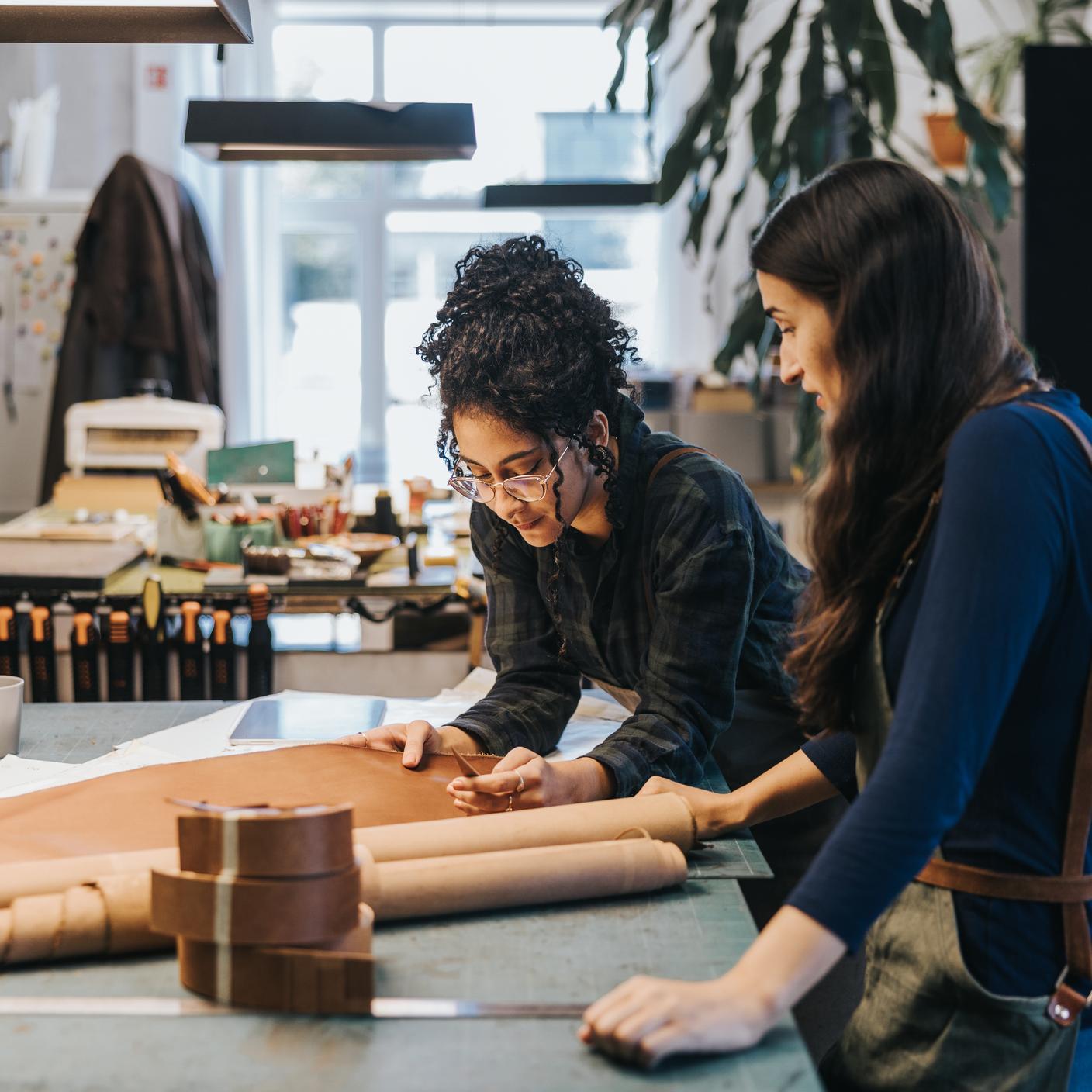 Japanse en Latijnse ontwerpers bij een workshop zero waste leerbewerking