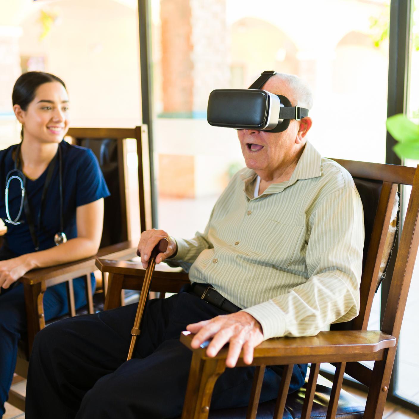 Oudere man vermaakt zich in de crèche terwijl hij speelt met een virtual reality-bril