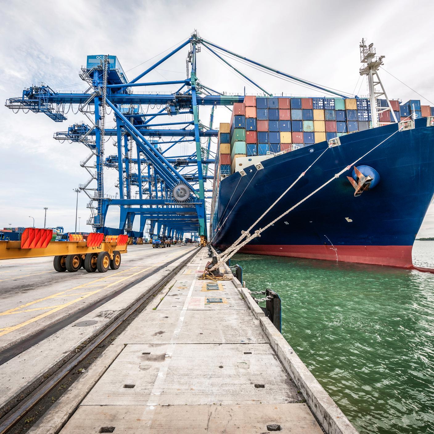 Buque portacontenedores en el puerto de Klang, Malasia