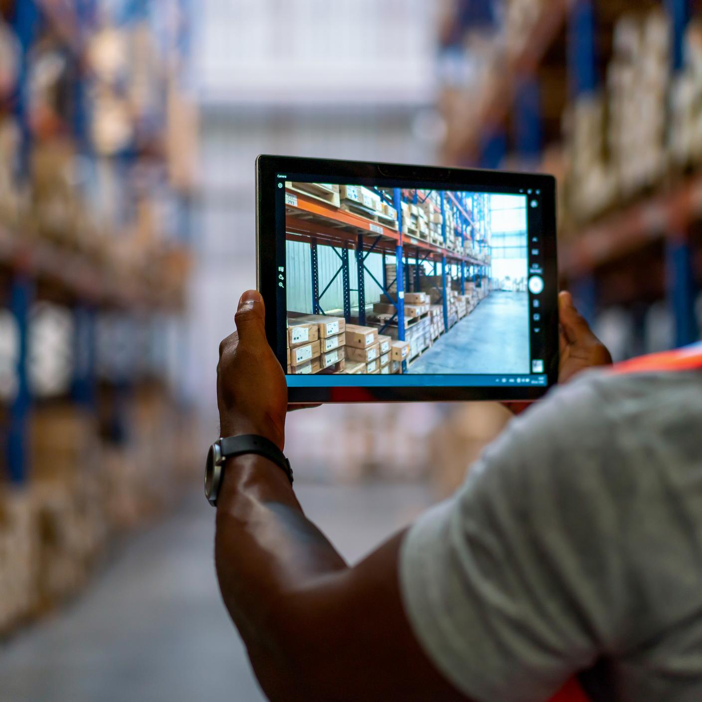 PAS 7000 - vue de l’entrepôt à travers une tablette