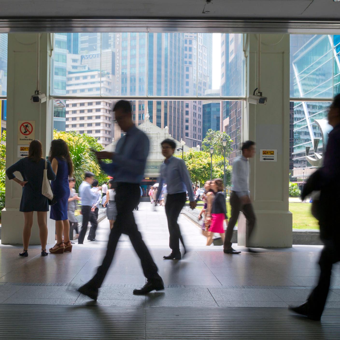 Der Eingang zur MRT-Station Raffles Place im Finanzviertel von Singapur.