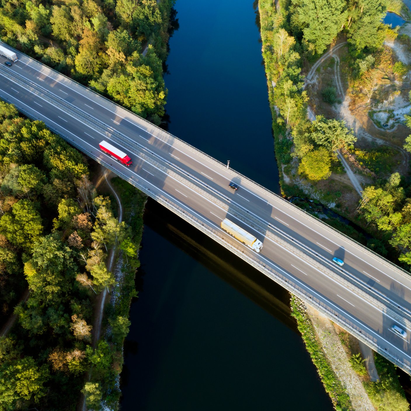 Vue aérienne d’un pont autoroutier sur le Danube, Bavière, Allemagne