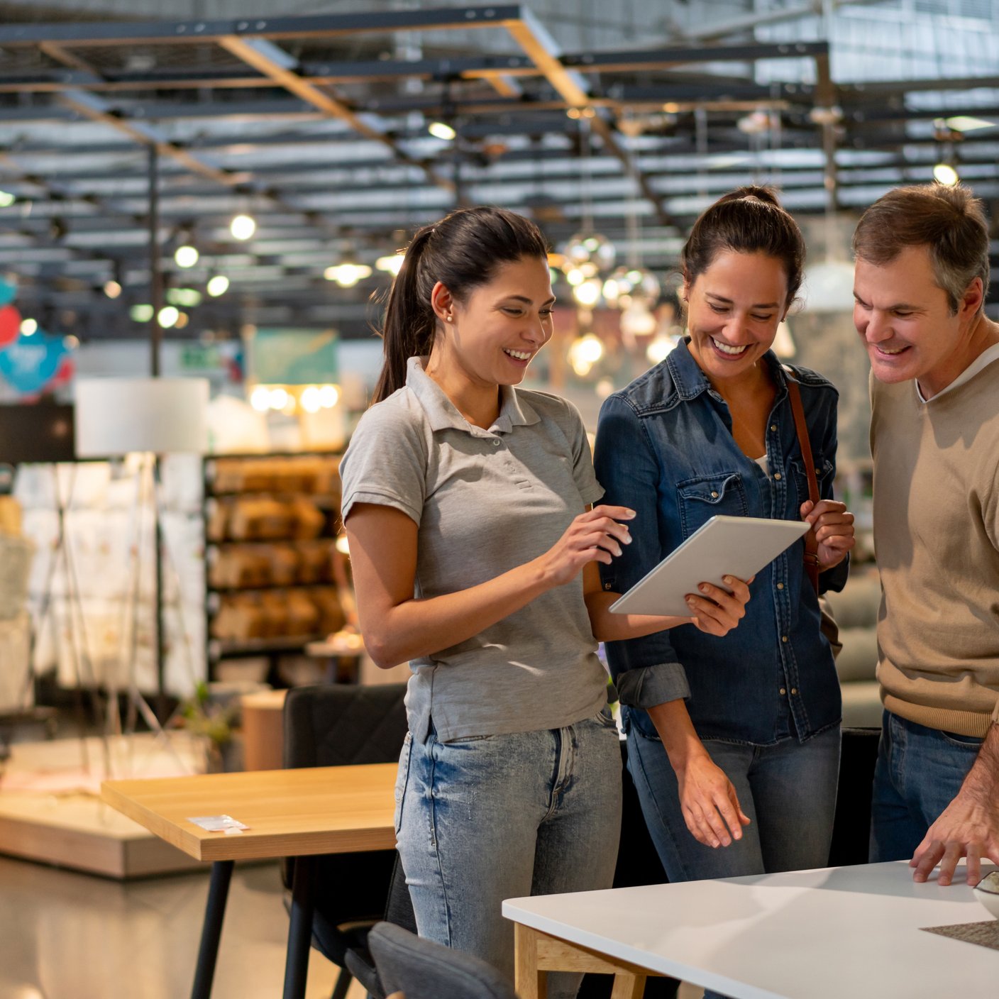 一群人正在查看零售商品