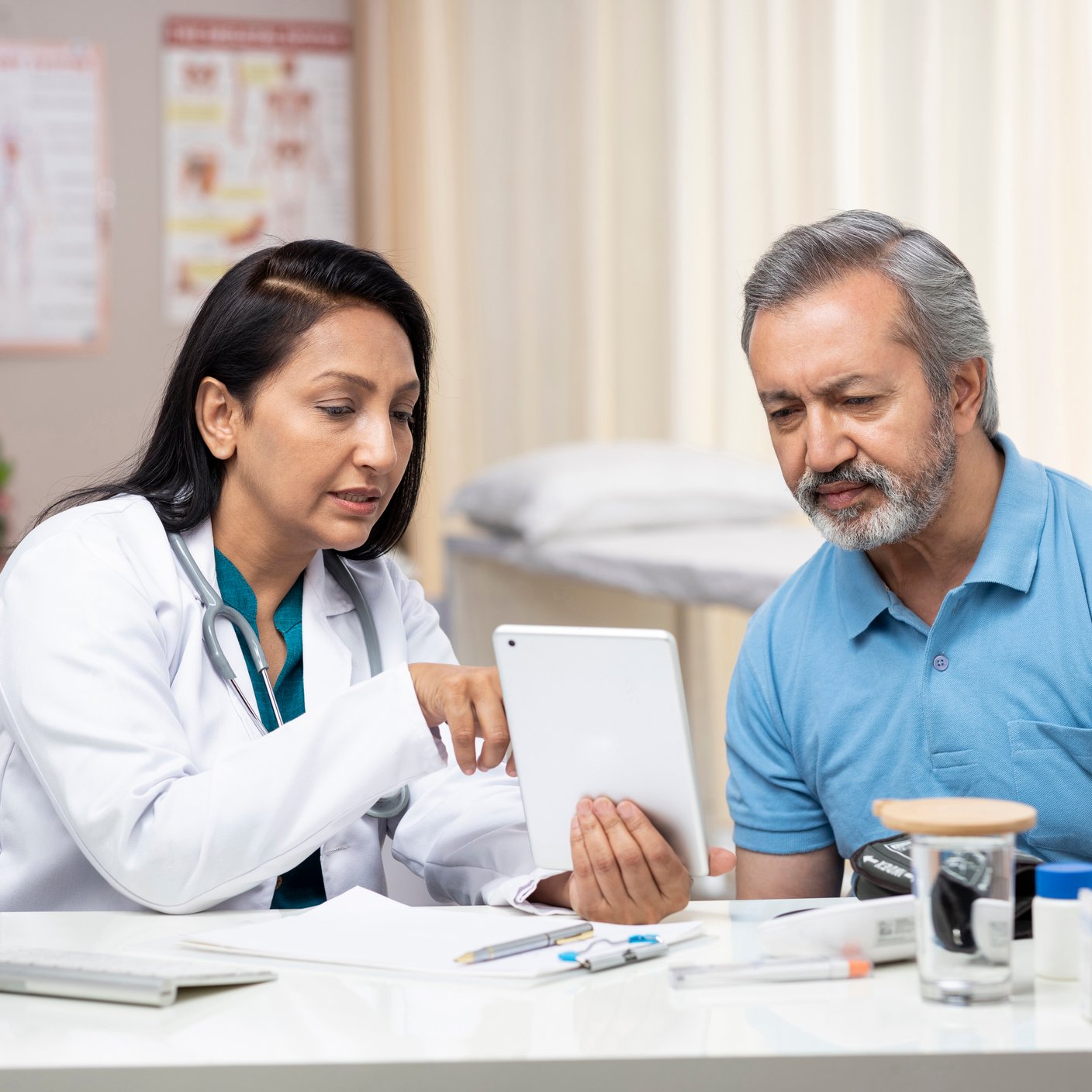 Arzt zeigt einem Patienten die Ergebnisse auf einem Tablet