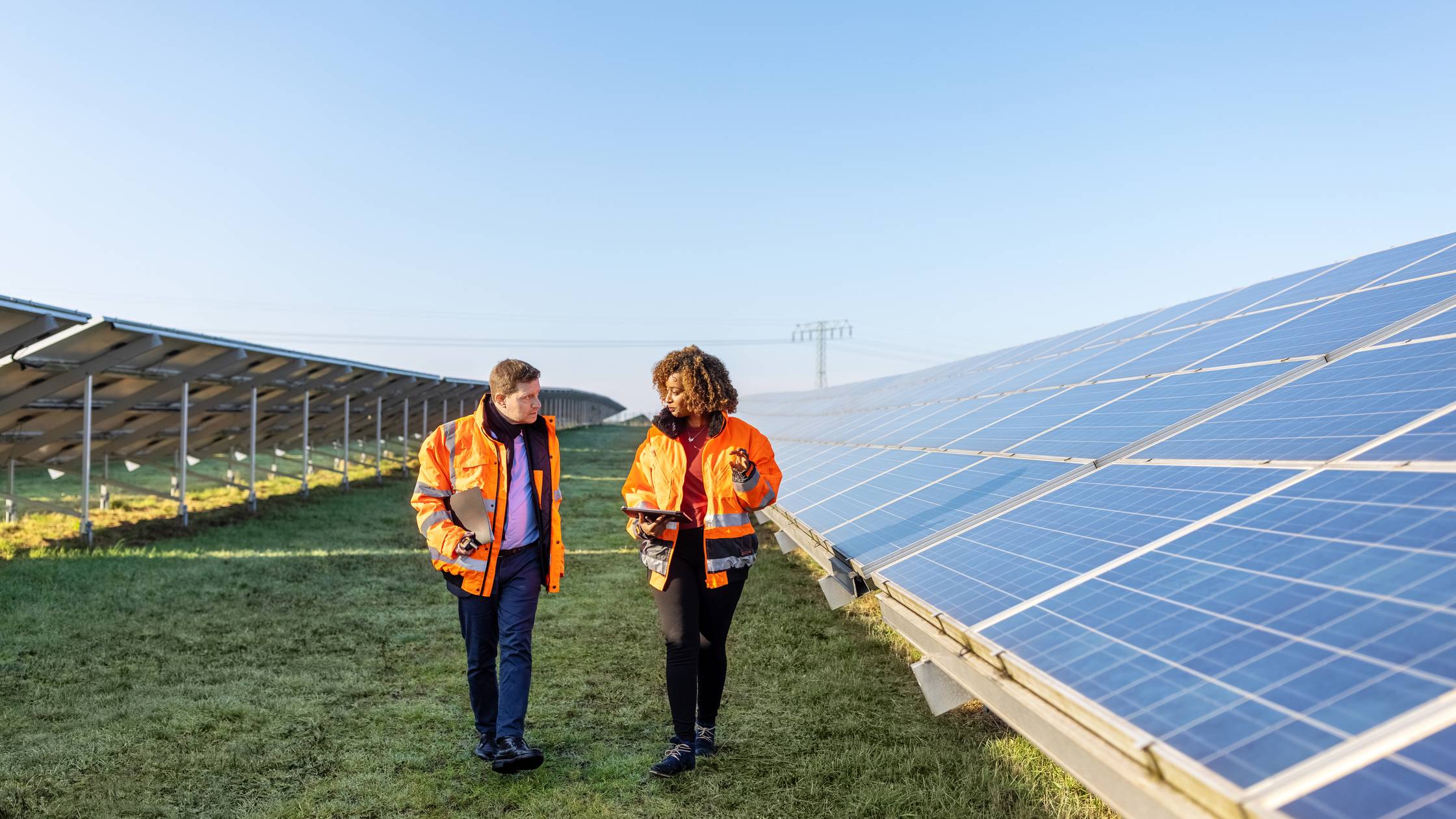 Des ingénieurs travaillant dans une centrale solaire