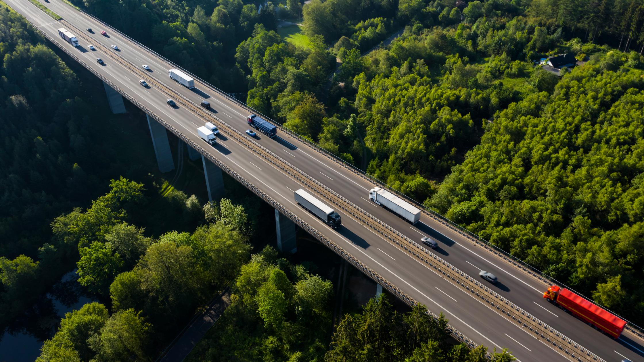 Vista aérea de un carretera por puente